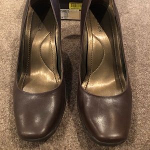 Brown Kenneth Cole Reaction Signature Buzz pumps